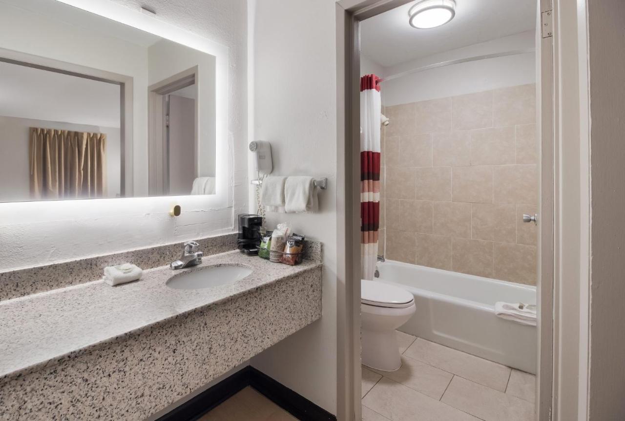 Red Roof Inn & Suites Jackson, Tn Extérieur photo