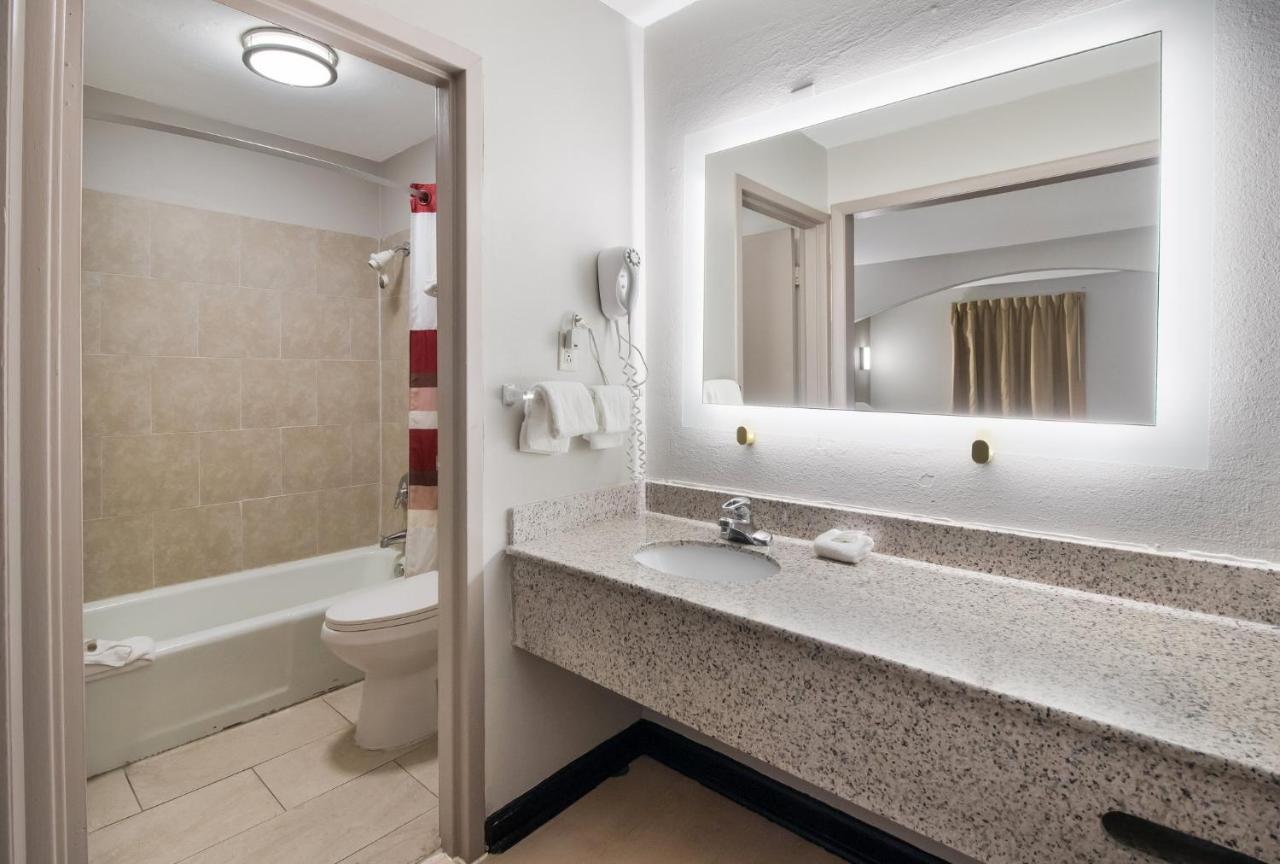 Red Roof Inn & Suites Jackson, Tn Extérieur photo