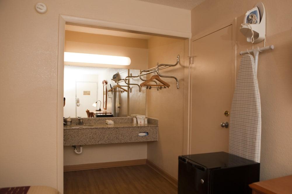 Red Roof Inn & Suites Jackson, Tn Extérieur photo