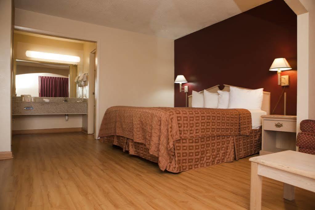 Red Roof Inn & Suites Jackson, Tn Extérieur photo